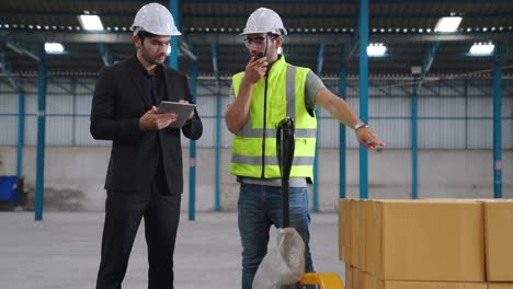 los trabajadores de la fábrica entregan cajas paquete en un carro empujador en el almacén .