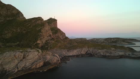 Die-Küstenlinie-Auf-Einer-Insel-Mit-Bergen