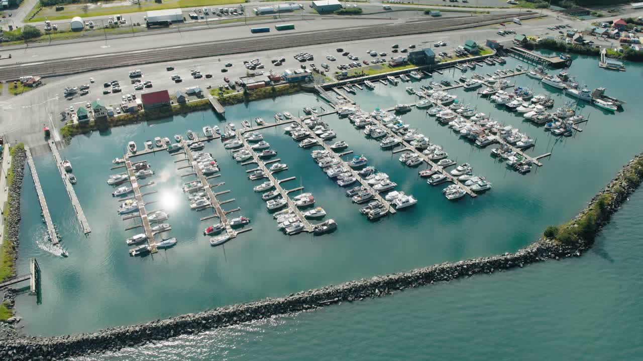 Toma aérea de barcos atracados en Whittier (Alaska)