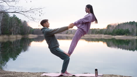 pareja haciendo ejercicios al aire libre