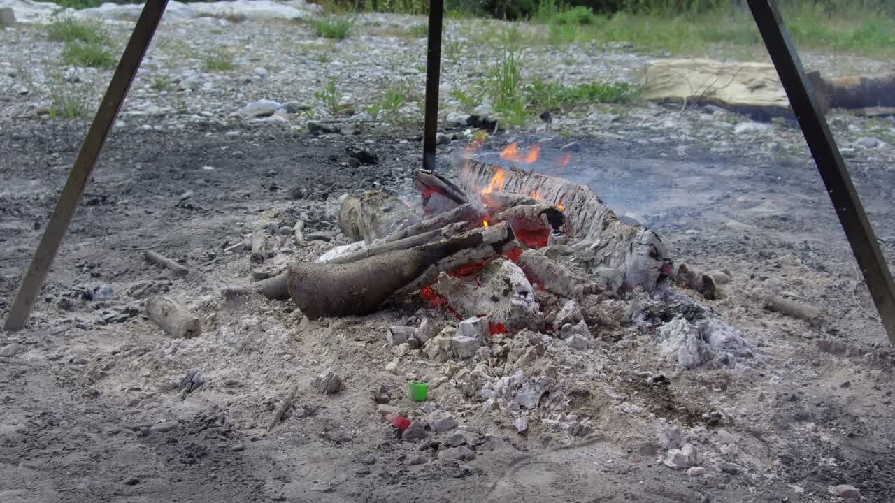 산 위 에 있는 캠프 불