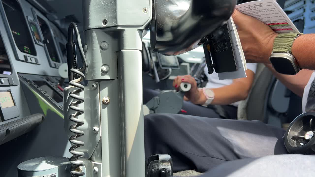 실제 비행 중 현대 제트 항공기 객실 내부에서 몰입하는 비행 경험