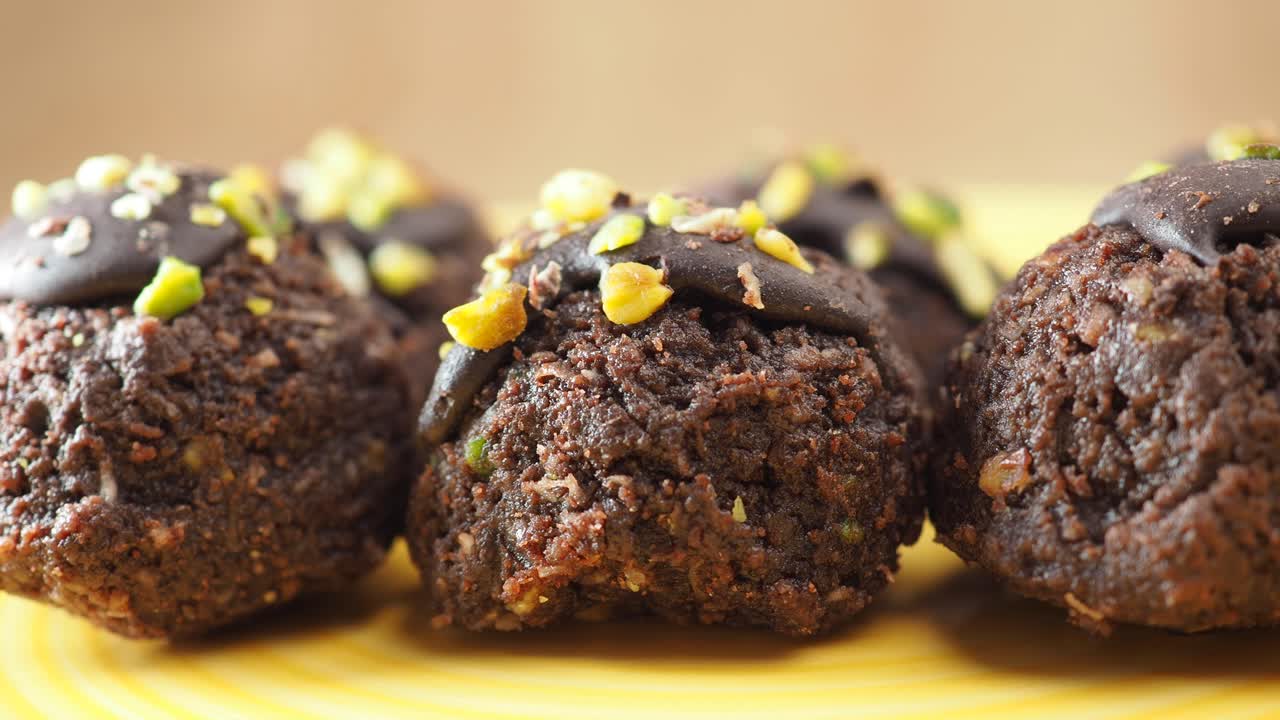 Primo piano di tartufi al cioccolato con guarnizione di pistacchio