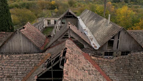 Fliegen-über-Die-Ruinen-Eines-Verlassenen-Hauses-In-Asureti,-Georgia---Luft