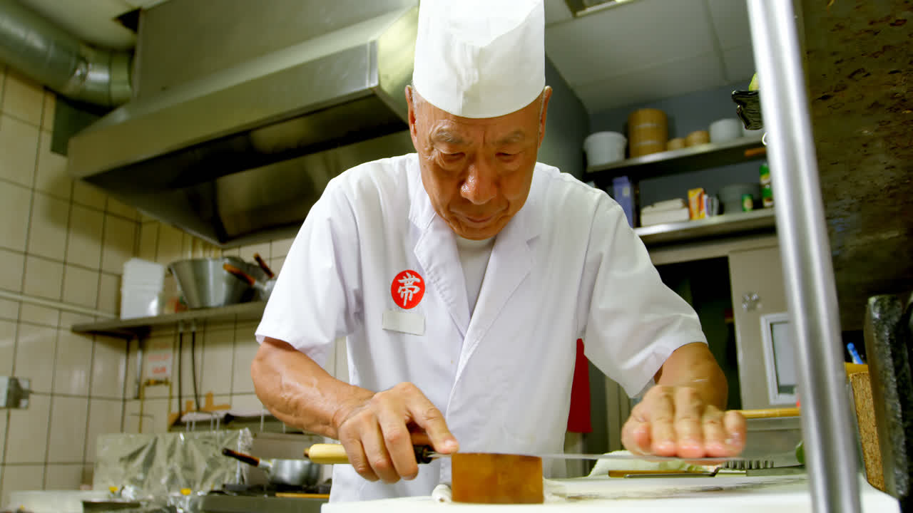 cocinero masculino afilando un cuchillo en una piedra de afilar 4k