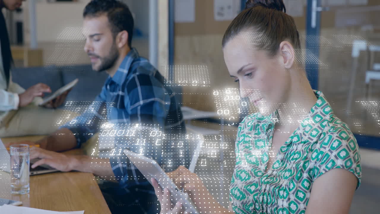 animación de procesamiento de datos de codificación binaria sobre diversas personas de negocios en la oficina.