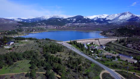 Panoramablick-Aus-Der-Luft-über-Den-Navacerrada-Stausee-Mit-Den-Wunderschönen-Schneebedeckten-Bergen-Am-Horizont