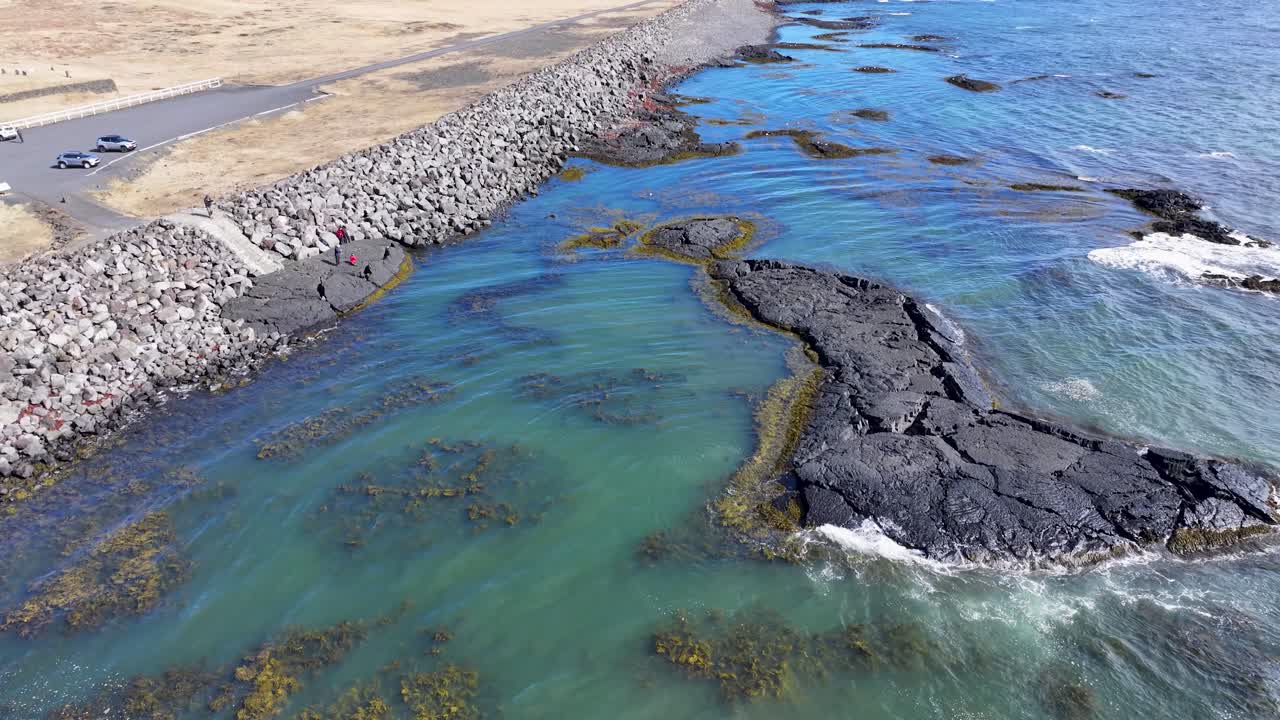 el video captura la belleza escarpada de la costa de islandia cerca de la iglesia de strandarkirkja con dramáticos acantilados y olas estrelladas