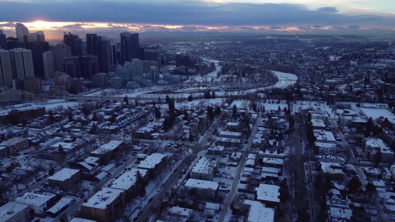 un vuelo al atardecer de invierno sobre el centro de calgary con un dron