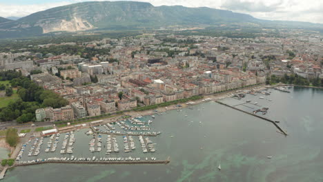 fotografía aérea en círculo sobre las aguas vivas de ginebra