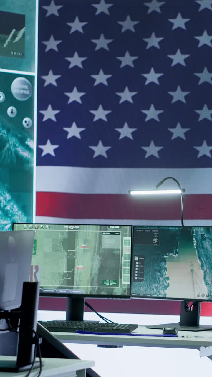 Vídeo Vertical: Escritório Vazio da Torre de Controle Militar dos Estados Unidos com a Bandeira Americana