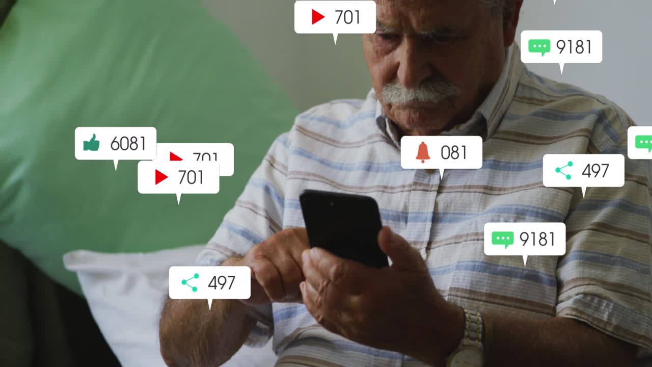 animación de texto e iconos de redes sociales sobre un hombre caucásico anciano con teléfono inteligente en casa