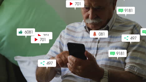 Animation-Von-Social-Media-Texten-Und--Symbolen-über-Einem-älteren-Kaukasischen-Mann-Mit-Smartphone-Zu-Hause