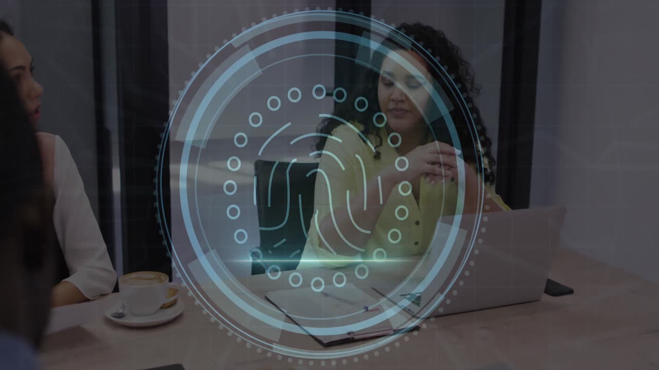 animación de texto de seguridad cibernética, icono de huella digital, mujer diversa discutiendo con un compañero de trabajo en una reunión
