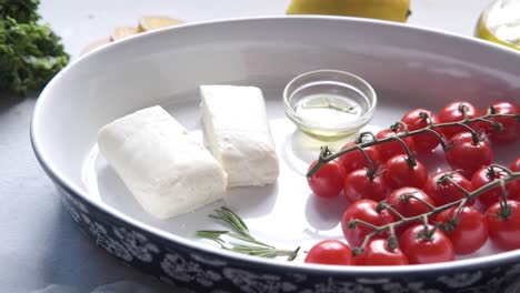 ingredientes para un plato con queso y tomates