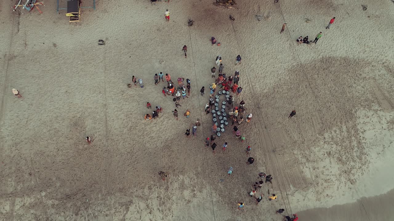 마을 사람들은 아침 일찍 시에게서 물고기 어리를 받습니다. 인도네시아에서 공중에서 볼 수 있습니다.