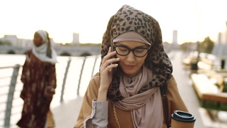 mujer hablando por teléfono en el paseo