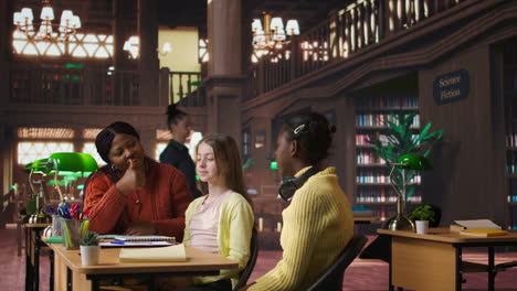 estudiantes diversos en un entorno de biblioteca