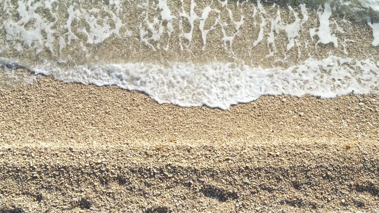 크로아티아의 아드리아 해의 모래 해변, 아름다운 해변에서 파도가 부히고