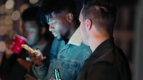 noche, cerveza y amigos relajarse en una azotea