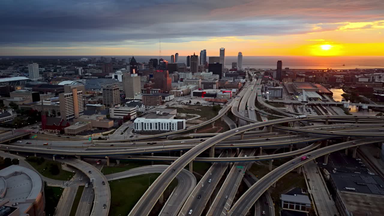 일출 시 밀워키 위스콘신 도로 위로 밀려오는 항공 샷