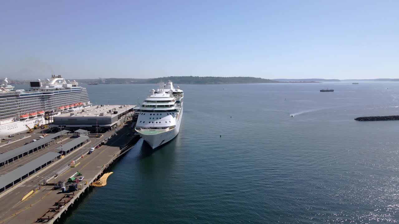 화창한 날 배경에 섬이 있는 미국 워싱턴주 시애틀의 유람선 항구 터미널에 정박된 유람선의 공중 전망
