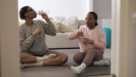 Mujeres-Descansando-Después-Del-Deporte-En-Casa