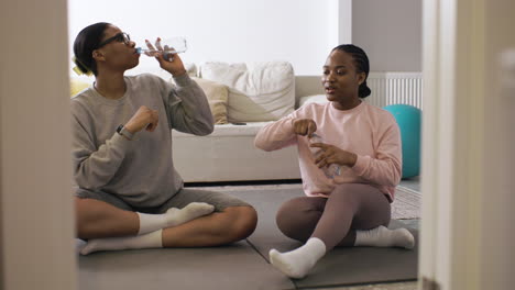 mujeres descansando después del deporte en casa