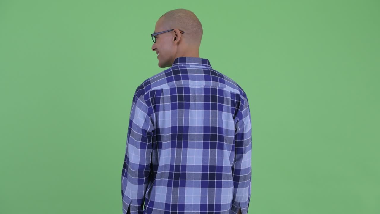 안경을 입은 행복한 잘생긴 머리 스터 남자