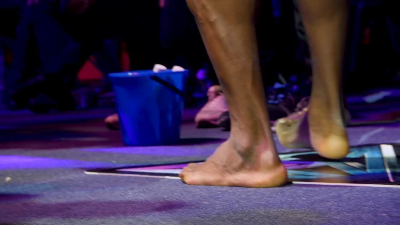 무대 위 에 있는 맨발 의 사람 들