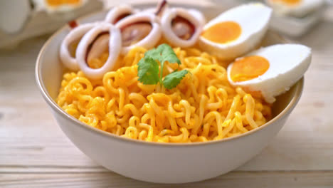 fideos instantáneos sabor huevo salado con calamares o pulpo bowl