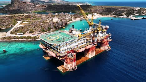 el avión no tripulado está volando alrededor de una plataforma petrolera en la bahía de caracas curaçao imágenes aéreas 4k
