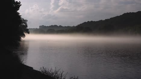 Nebel-Auf-Dem-Chattahoochee-River-In-Roswell,-Georgia