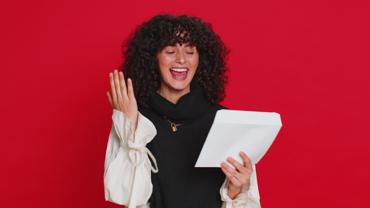 mujer joven feliz abrir sobre sacar carta lee, préstamo bancario aprobar, grandes noticias, premio, ganar