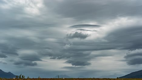 Nubes-Lenticulares-Oscuras-Y-Tormentosas-Se-Forman,-Giran-Y-Se-Mueven-Rápidamente-En-El-Cielo-Llevadas-Por-El-Fuerte-Viento.