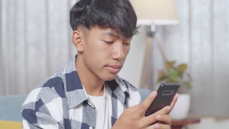집에서 스마트폰을 사용하는 십대