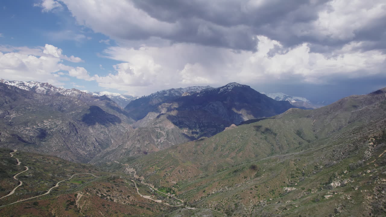 vuela por encima de las montañas