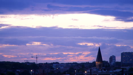 lapso de tiempo de las nubes de la tarde que pasan detrás del campanario de la iglesia