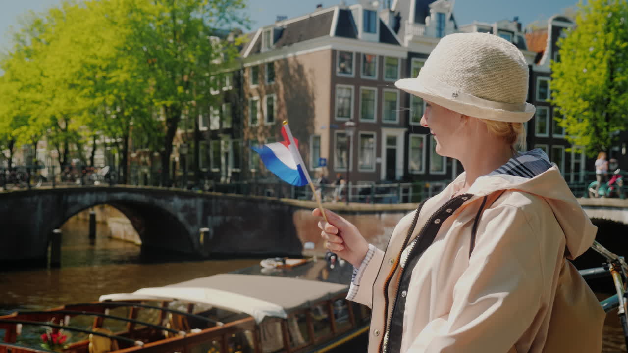 암스테르담에서 네덜란드 국기를 흔드는 여자