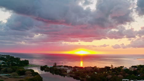 Luftaufnahme-Des-Schönen-Sonnenuntergangs-Mit-Dramatischem-Bewölktem-Himmel-über-Dem-Strand