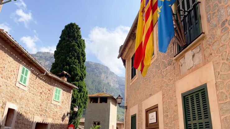 Villaggio di Deià con bandiera delle Isole Baleari a Maiorca