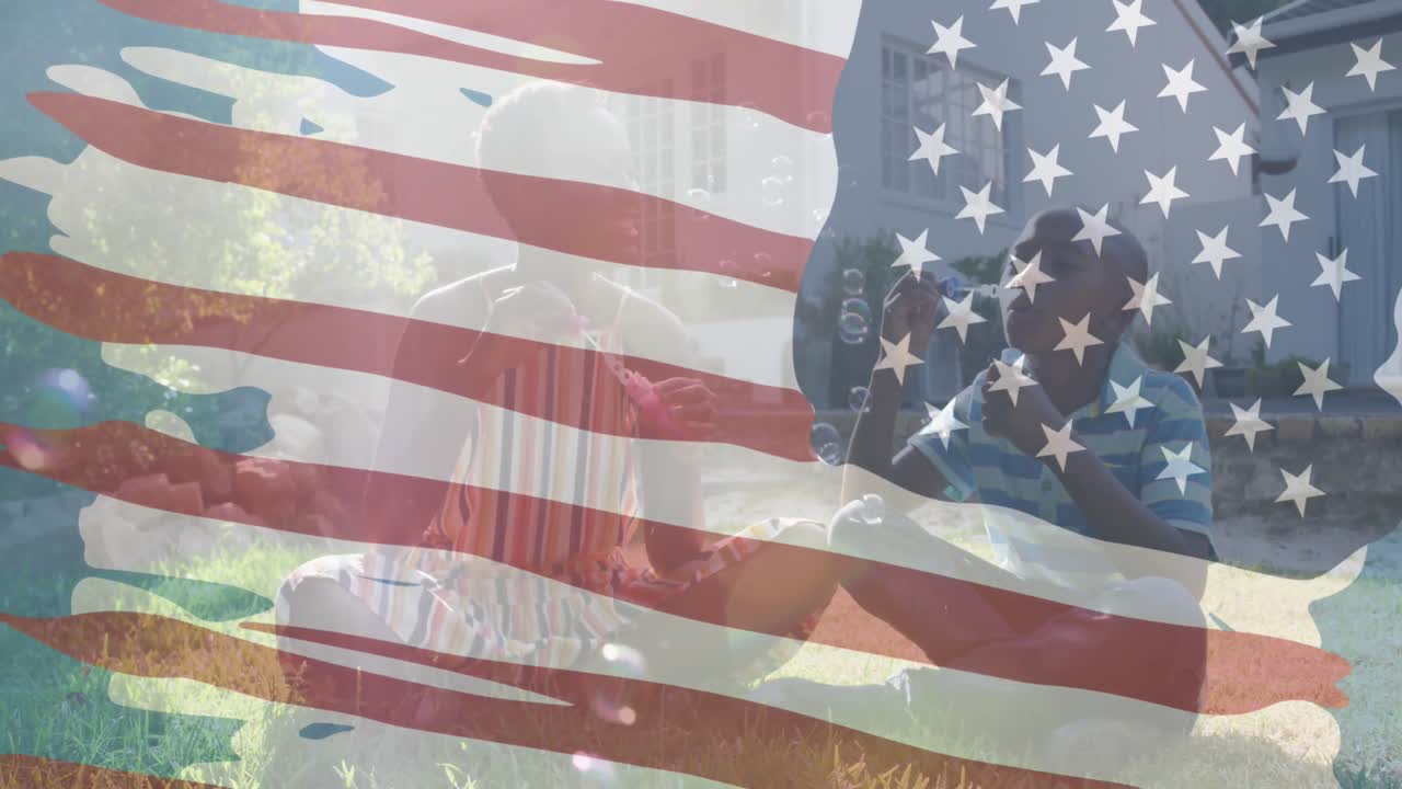 animación de la bandera estadounidense sobre una madre afroamericana soplando burbujas con su hijo