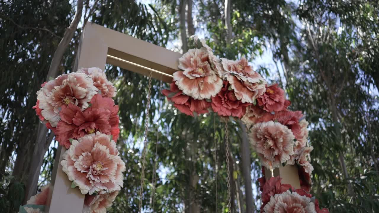 높은 유칼립투스 나무 의 배경 에 산호 와 분홍색 꽃 이 있는 꽃 아치