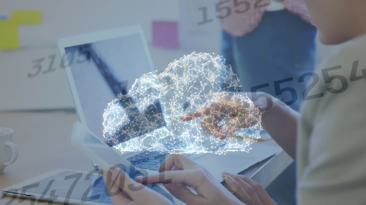 노트북을 사용하는 여성에 대한 클라우드와 여러 번 변하는 번호를 형성하는 연결 네트워크