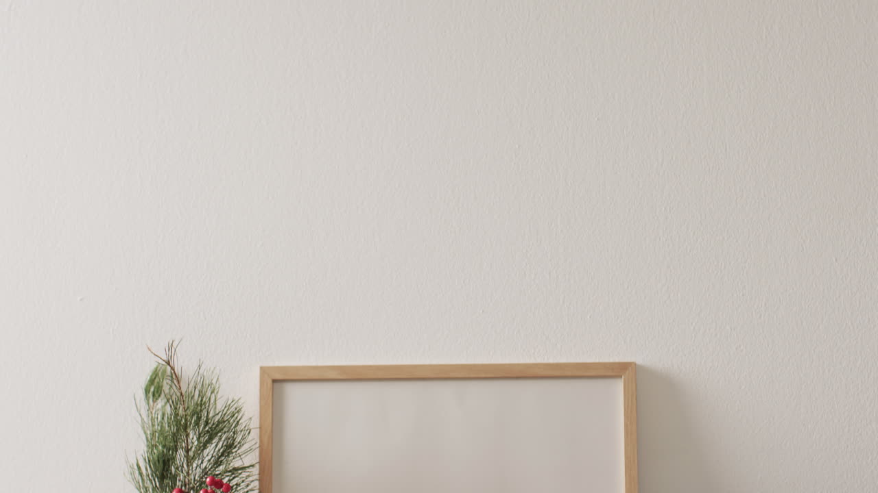 video de decoraciones de navidad y marco de madera con espacio de copia en fondo blanco