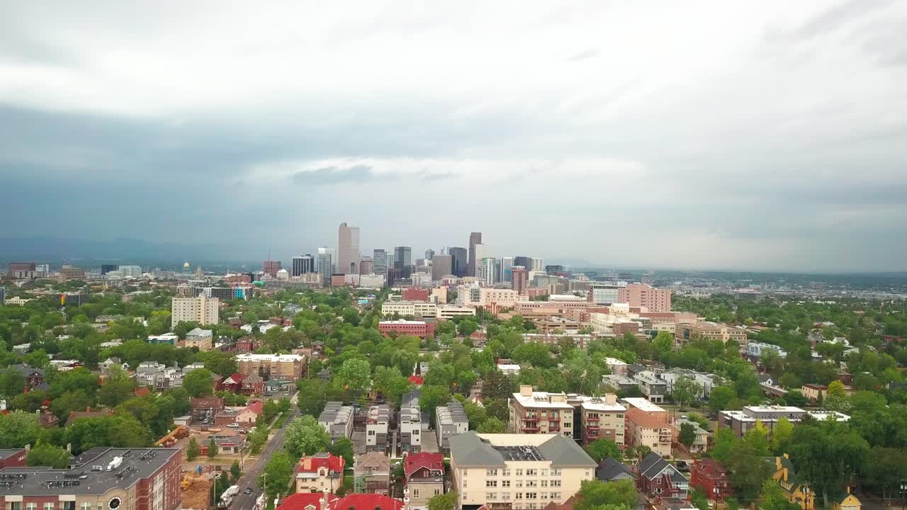 임박한 뇌우와 함께 덴버 시내의 넓은 공중 샷