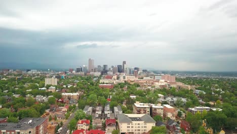 Amplia-Toma-Aérea-Del-Centro-De-Denver-Con-Una-Tormenta-Eléctrica-Inminente