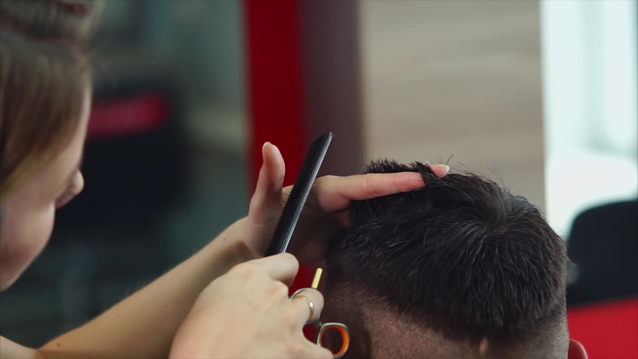 Taglio di capelli in una barberia