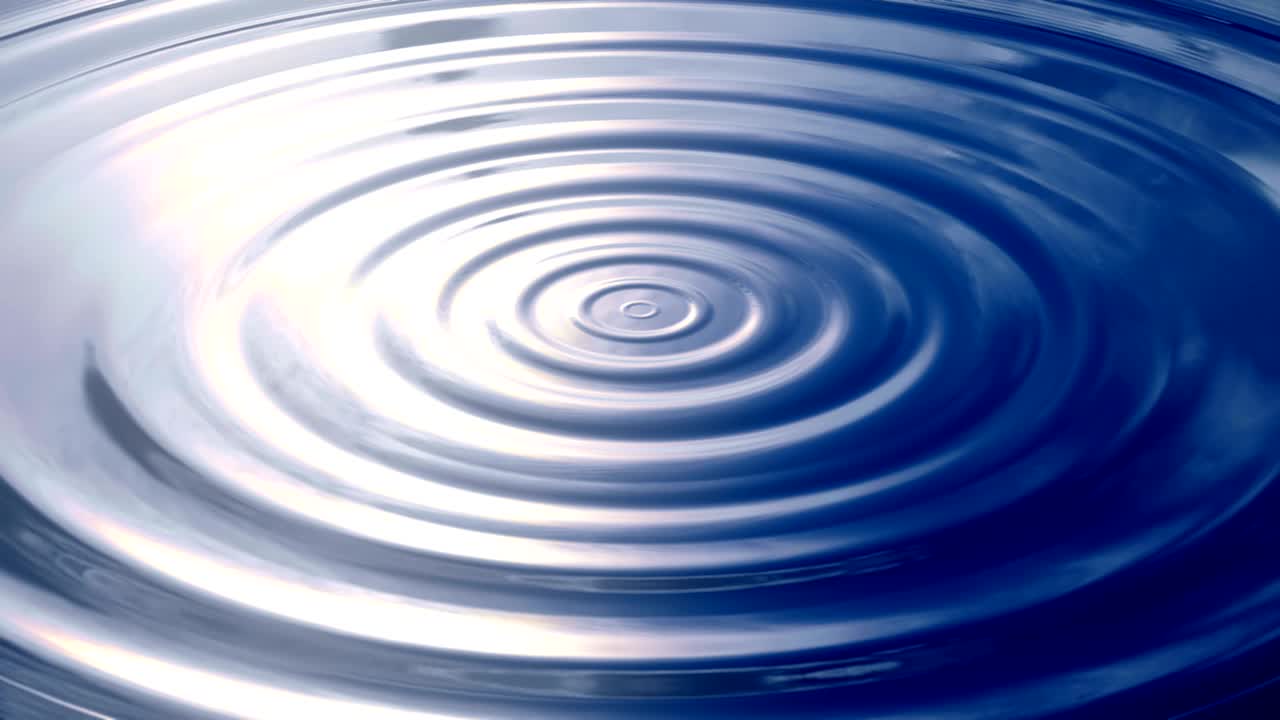 은 물 표면에 있는 원형 파동은 태양과 구름으로 하늘을 반영합니다.