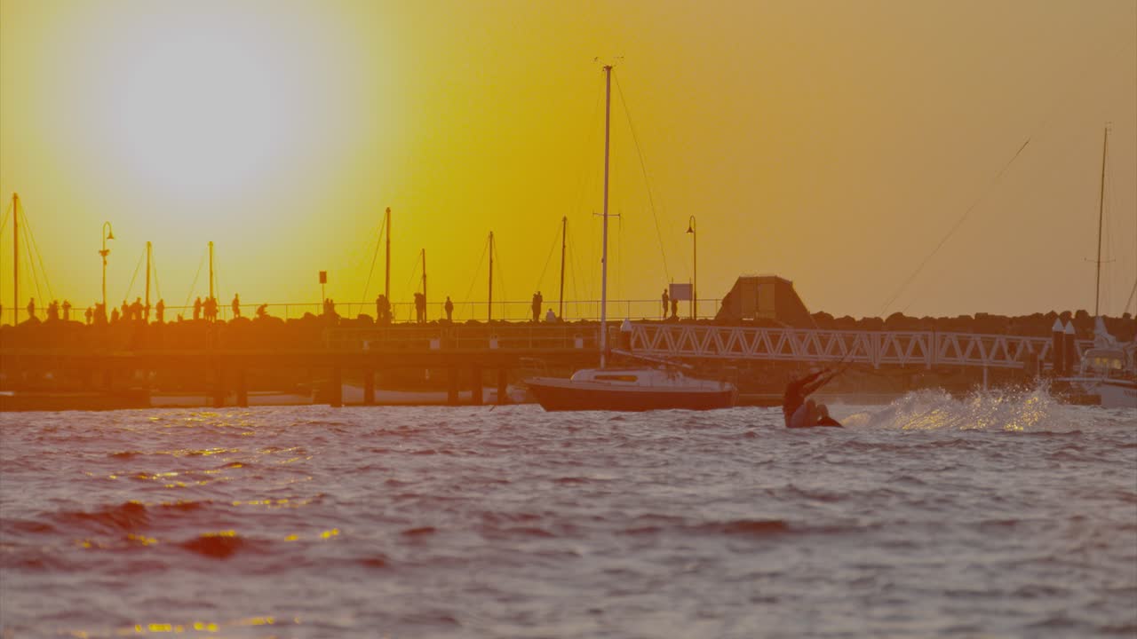 surfista de cometas macho se lanza lejos del atardecer